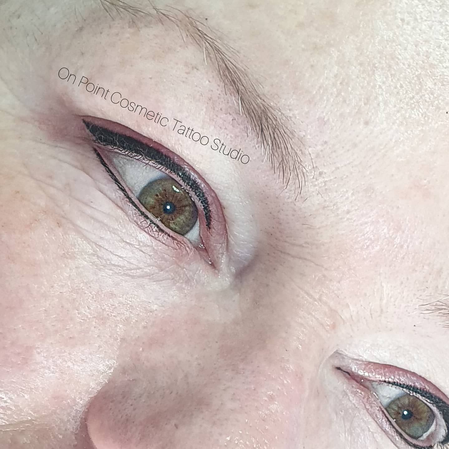 Eyeliner tattoo set close to the lash line
